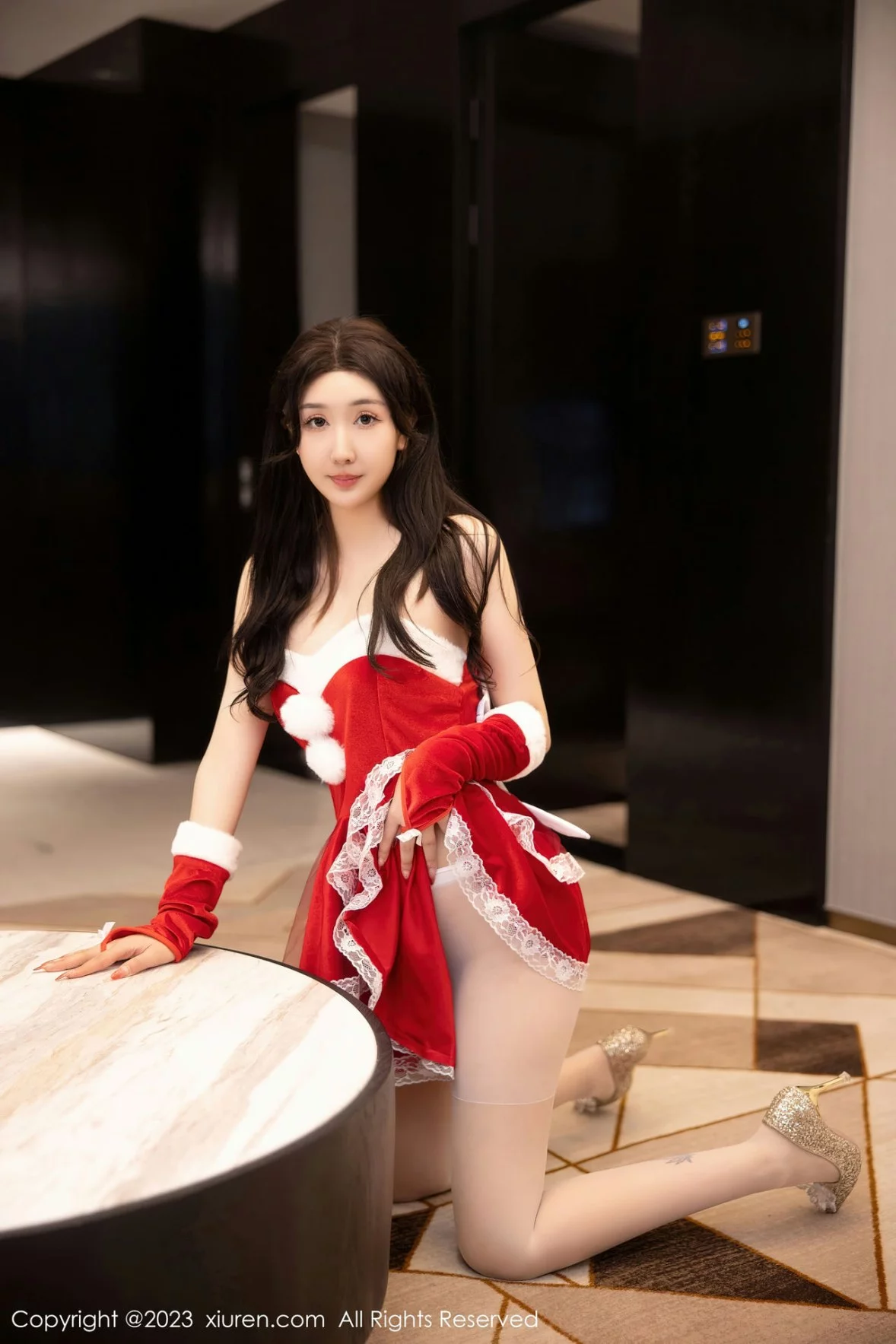 [[XiuRen秀人网]秀人网]No.6163_模特江真真性感红色贺新年服配白色蕾丝袜秀白嫩美腿迷人写真87P