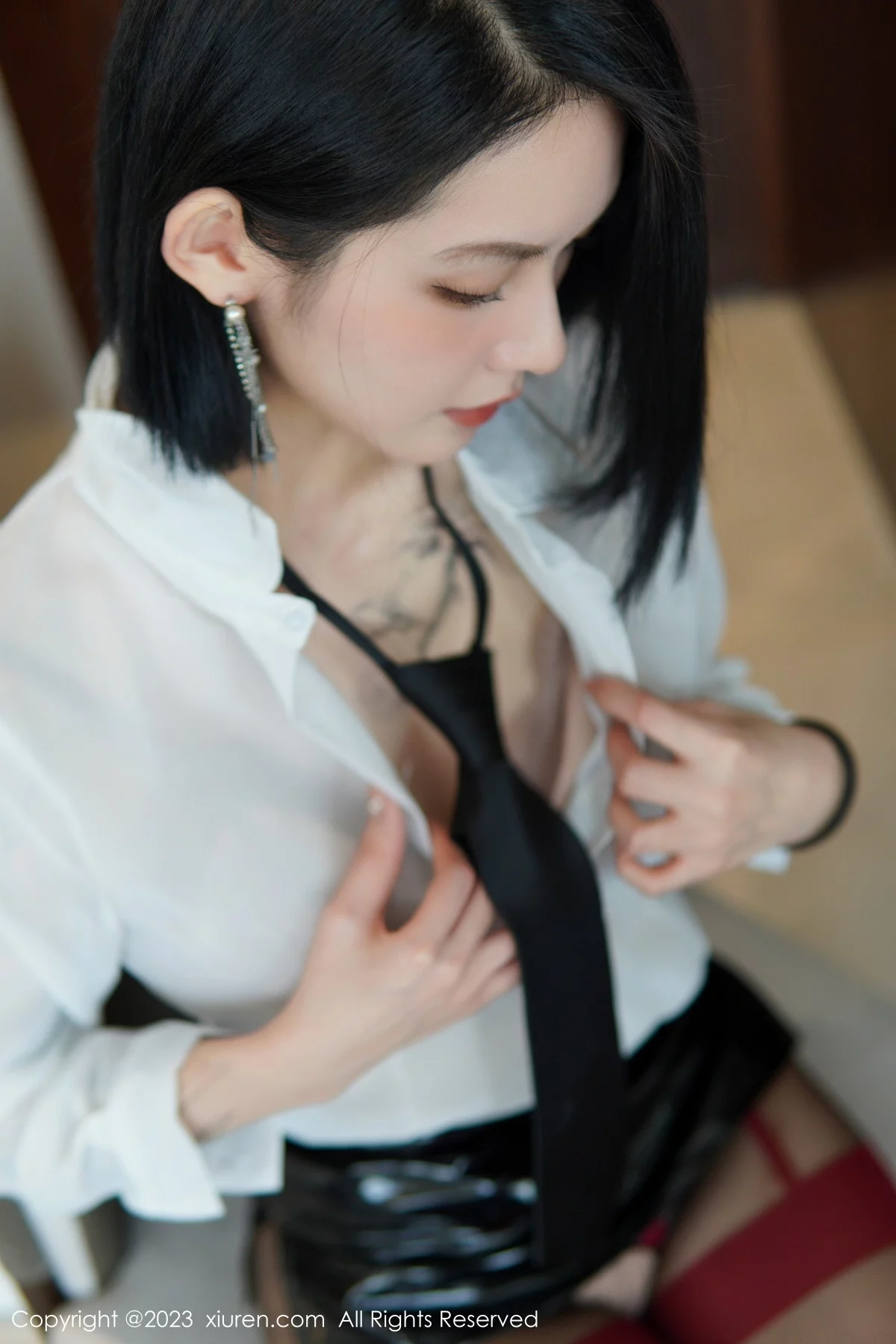 [[XiuRen秀人网]秀人网]No.6158_新人模特乔一一性感白T配黑皮短裙露蕾丝内衣黑丝吊袜诱惑写真80P