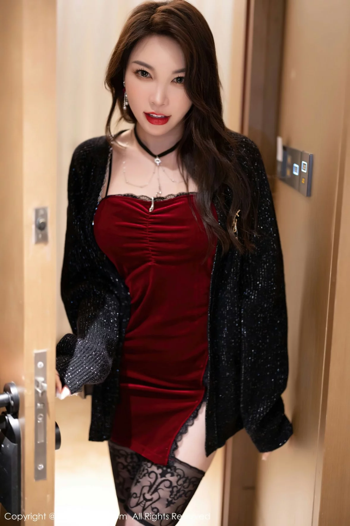 [[XiuRen秀人网]秀人网]No.6171_女神徐莉芝Booty深红色吊带短裙配蕾丝袜秀曼妙身姿诱惑写真101P