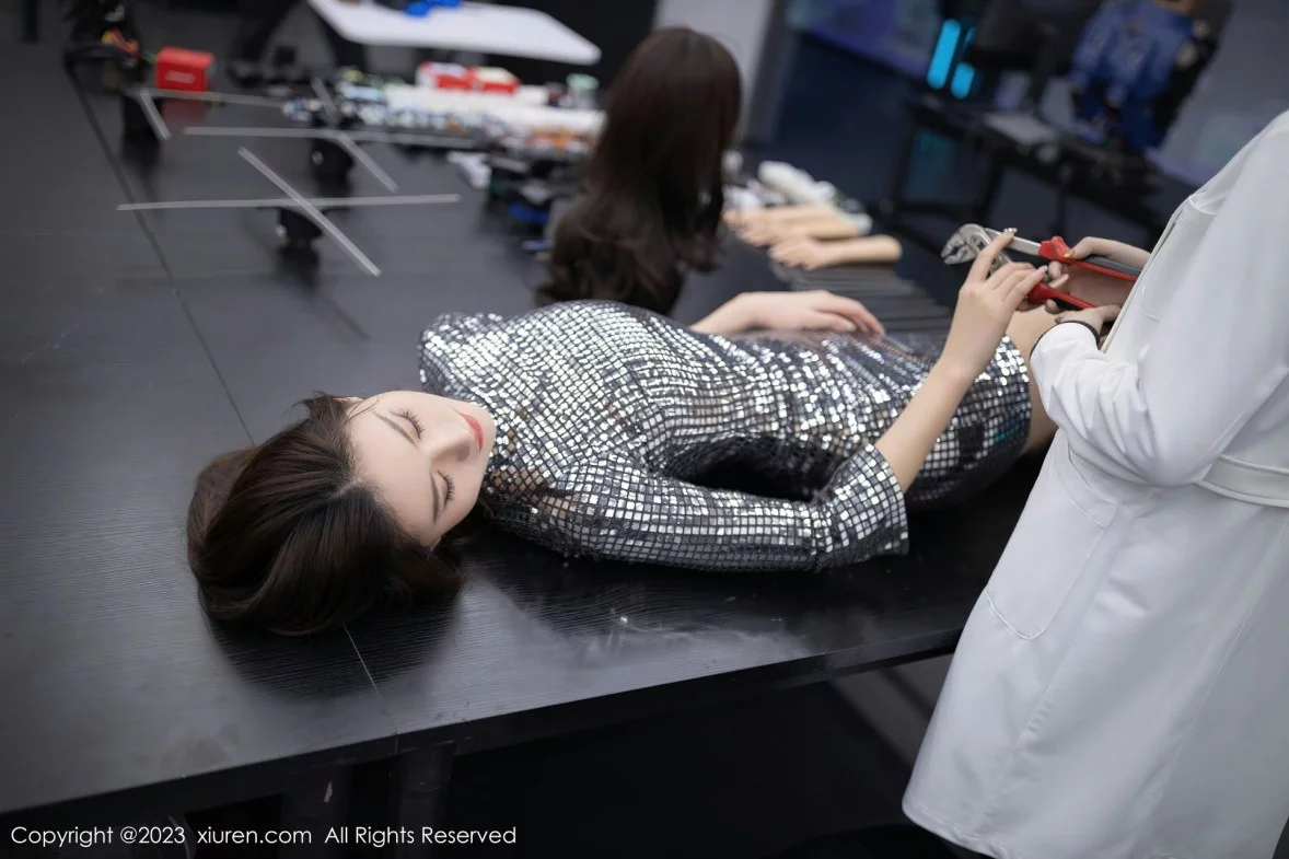 [[XiuRen秀人网]秀人网]No.6173_模特就是阿朱啊实验室场景机器人装饰秀绝美身姿迷人诱惑写真90P