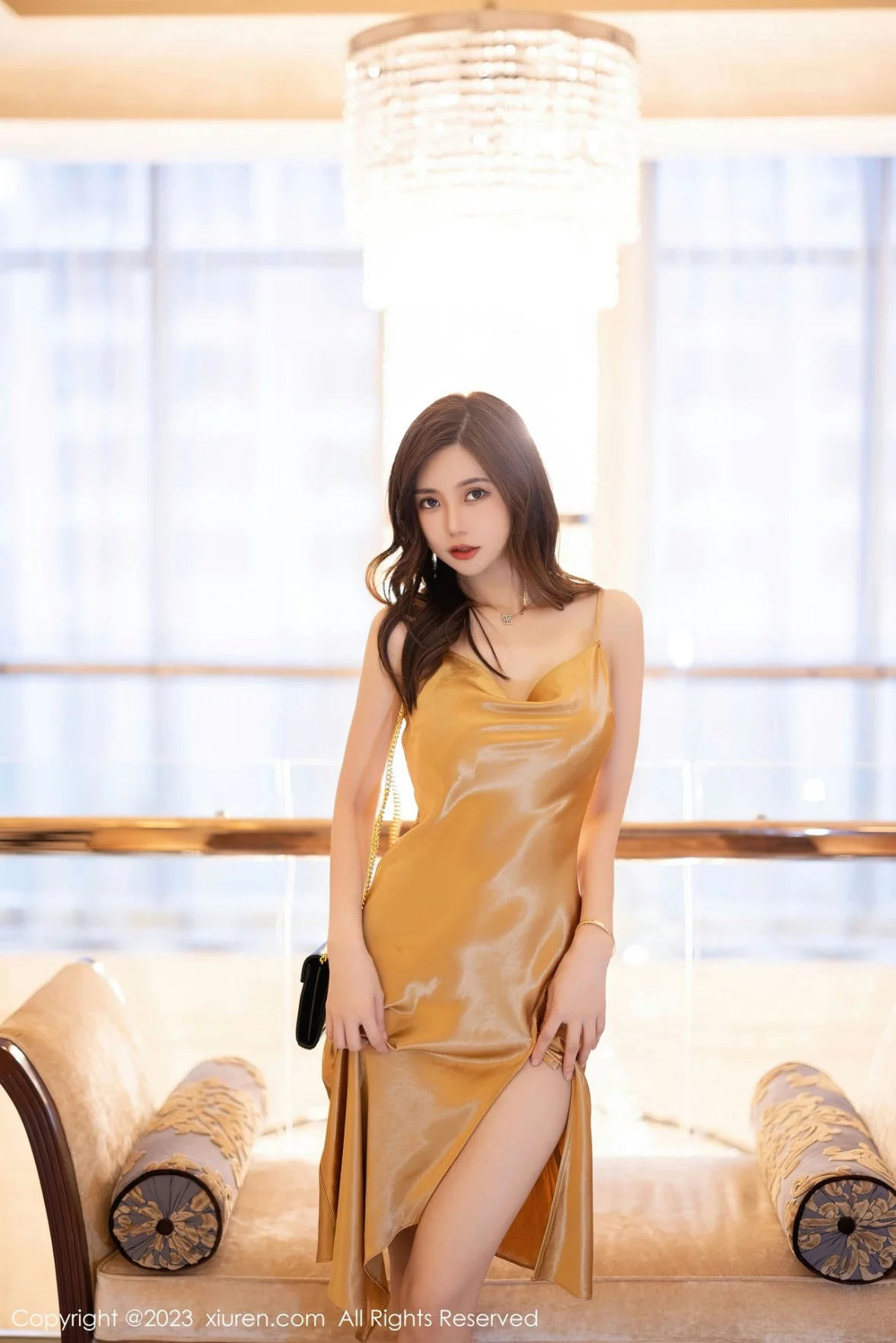 [[XiuRen秀人网]秀人网]No.6169_女神绮里嘉ula性感土黄吊带长裙半撩秀翘臀美腿迷人诱惑写真102P