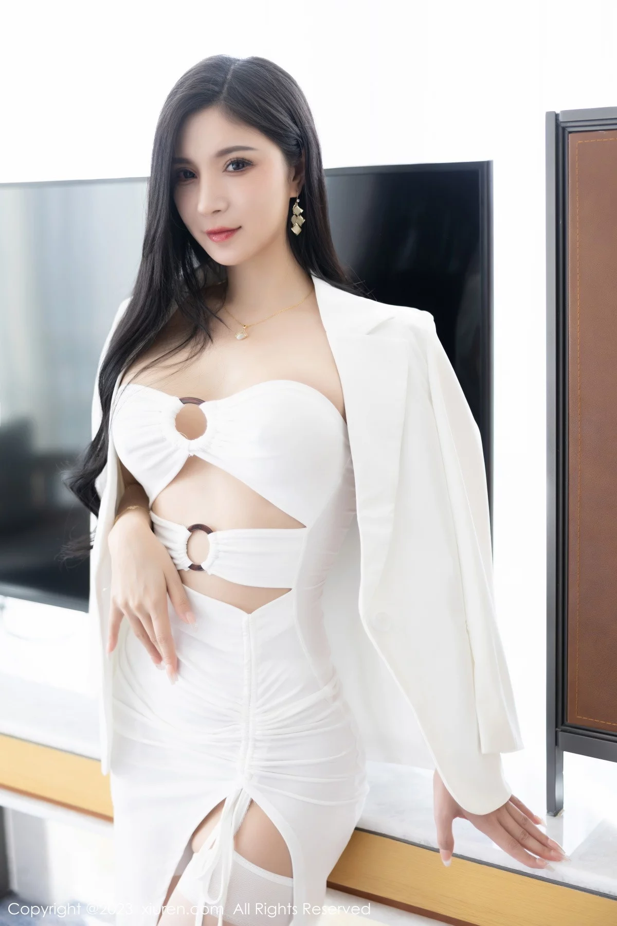 [[XiuRen秀人网]秀人网]No.6177_模特小蛮妖Yummy海南岛旅拍性感白色内衣配白丝吊袜诱惑写真83P