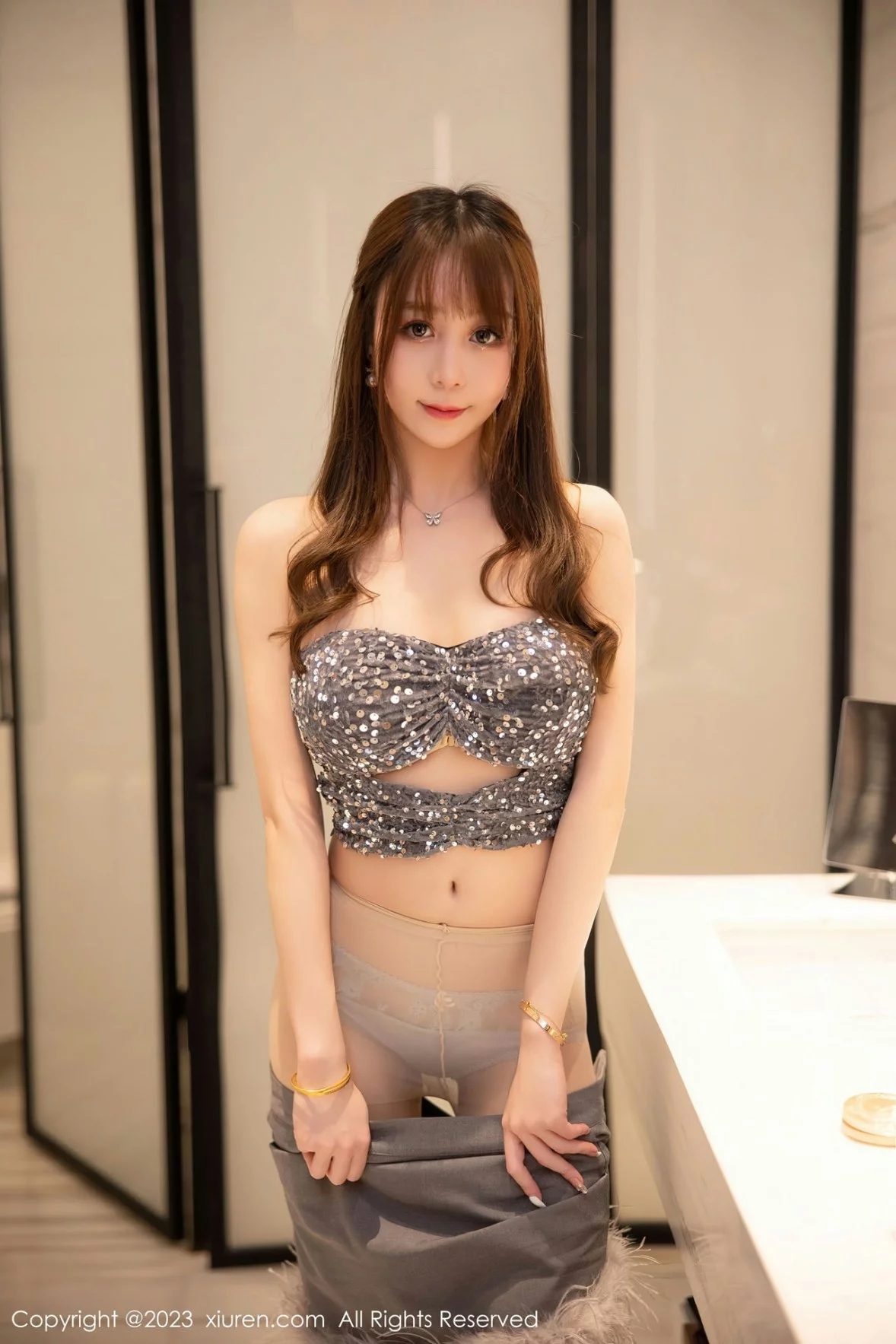 [[XiuRen秀人网]秀人网]No.6184_模特水水er性感银灰色短款上衣配灰色短裙秀曼妙身姿迷人写真82P