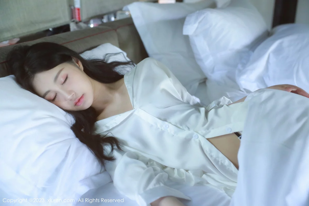 [[XiuRen秀人网]秀人网]No.6183_模特谢晚晚私房床上脱性感白T秀曼妙身姿美轮美奂迷人诱惑写真44P