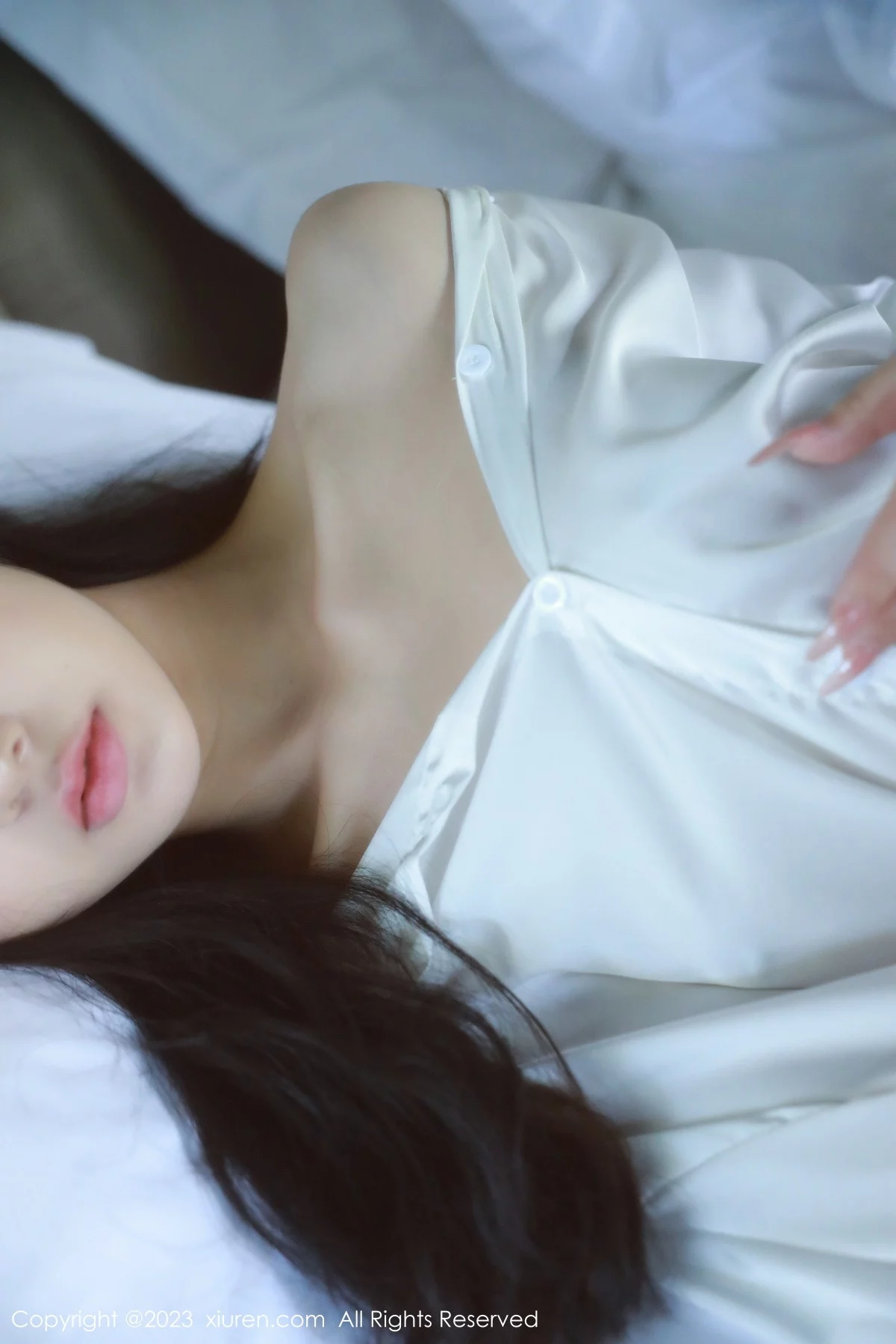 [[XiuRen秀人网]秀人网]No.6183_模特谢晚晚私房床上脱性感白T秀曼妙身姿美轮美奂迷人诱惑写真44P