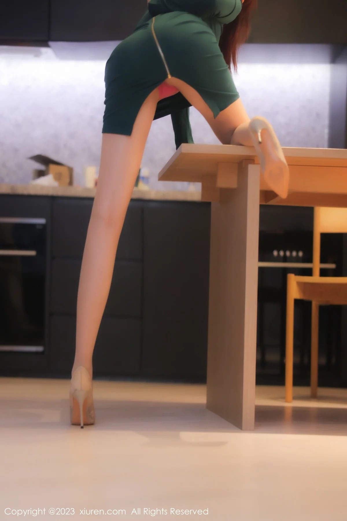 [[XiuRen秀人网]秀人网]No.6181_模特Arude薇薇暗绿收身连衣短裙露艳红内衣秀曼妙身姿诱惑写真60P