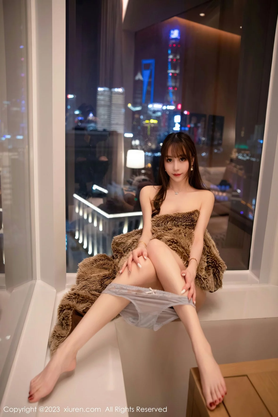 [[XiuRen秀人网]秀人网]No.6184_模特水水er性感银灰色短款上衣配灰色短裙秀曼妙身姿迷人写真82P