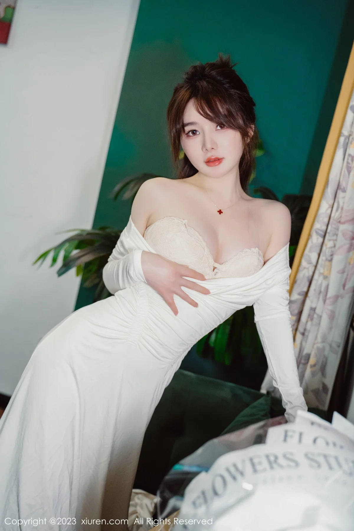 [[XiuRen秀人网]秀人网]No.6182_模特婠婠么脱白色连衣长裙露蕾丝内衣配开档白丝迷人诱惑写真79P