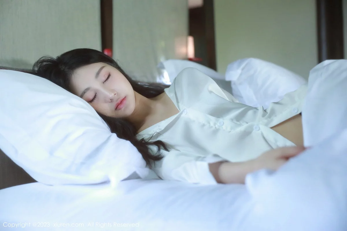 [[XiuRen秀人网]秀人网]No.6183_模特谢晚晚私房床上脱性感白T秀曼妙身姿美轮美奂迷人诱惑写真44P