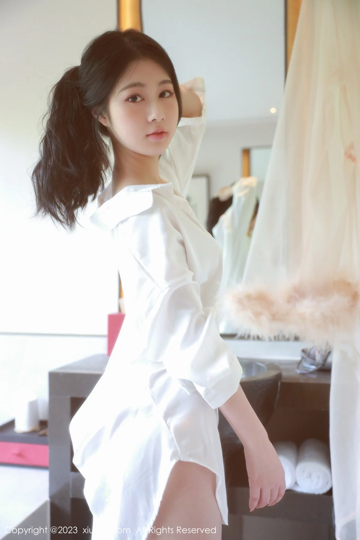 [[XiuRen秀人网]秀人网]No.6183_模特谢晚晚私房床上脱性感白T秀曼妙身姿美轮美奂迷人诱惑写真44P