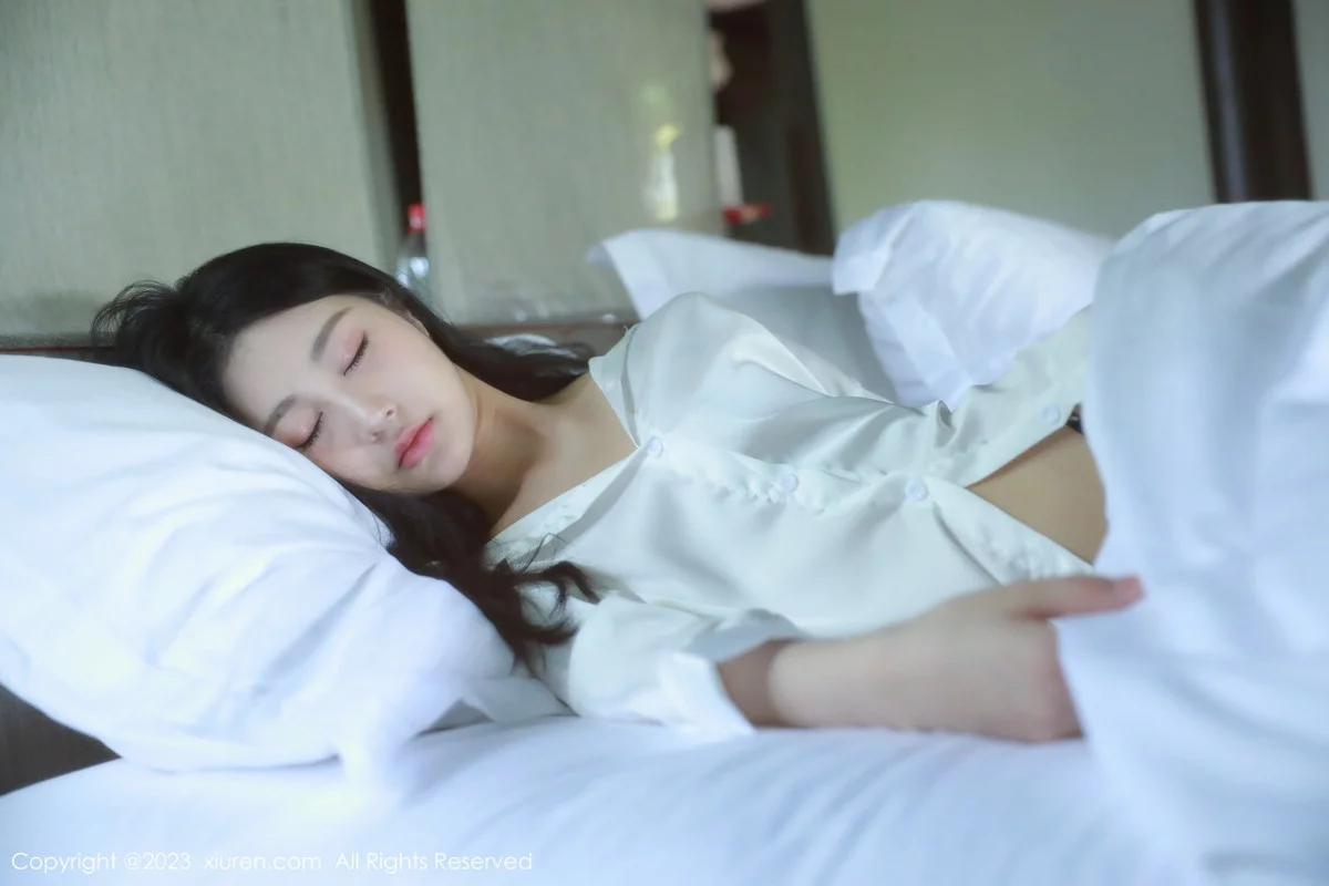 [[XiuRen秀人网]秀人网]No.6183_模特谢晚晚私房床上脱性感白T秀曼妙身姿美轮美奂迷人诱惑写真44P