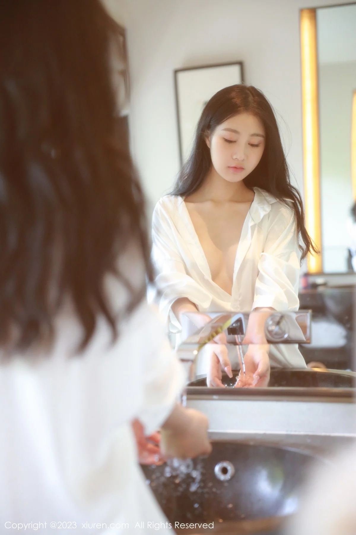 [[XiuRen秀人网]秀人网]No.6183_模特谢晚晚私房床上脱性感白T秀曼妙身姿美轮美奂迷人诱惑写真44P