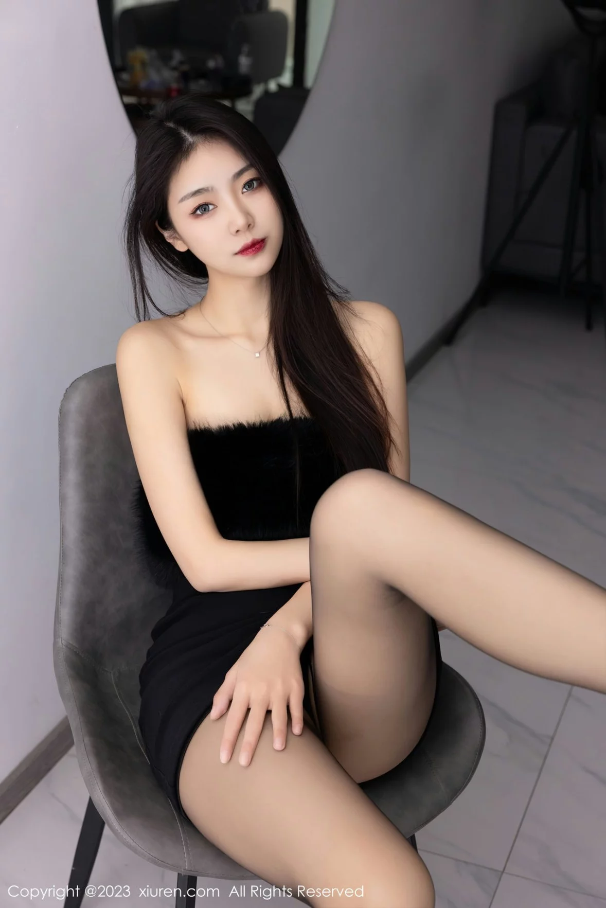 [[XiuRen秀人网]秀人网]No.6275_模特可乐Vicky黑色露肩连衣短裙配超薄黑丝秀苗条身材性感写真60P