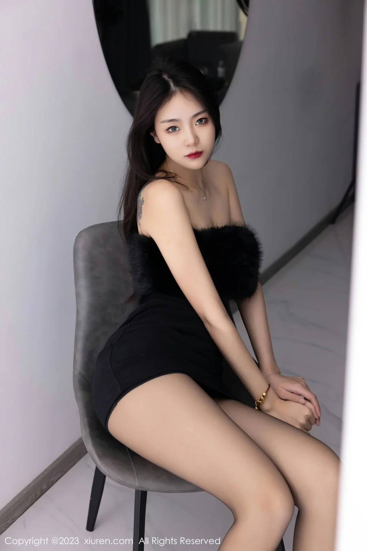 [[XiuRen秀人网]秀人网]No.6275_模特可乐Vicky黑色露肩连衣短裙配超薄黑丝秀苗条身材性感写真60P