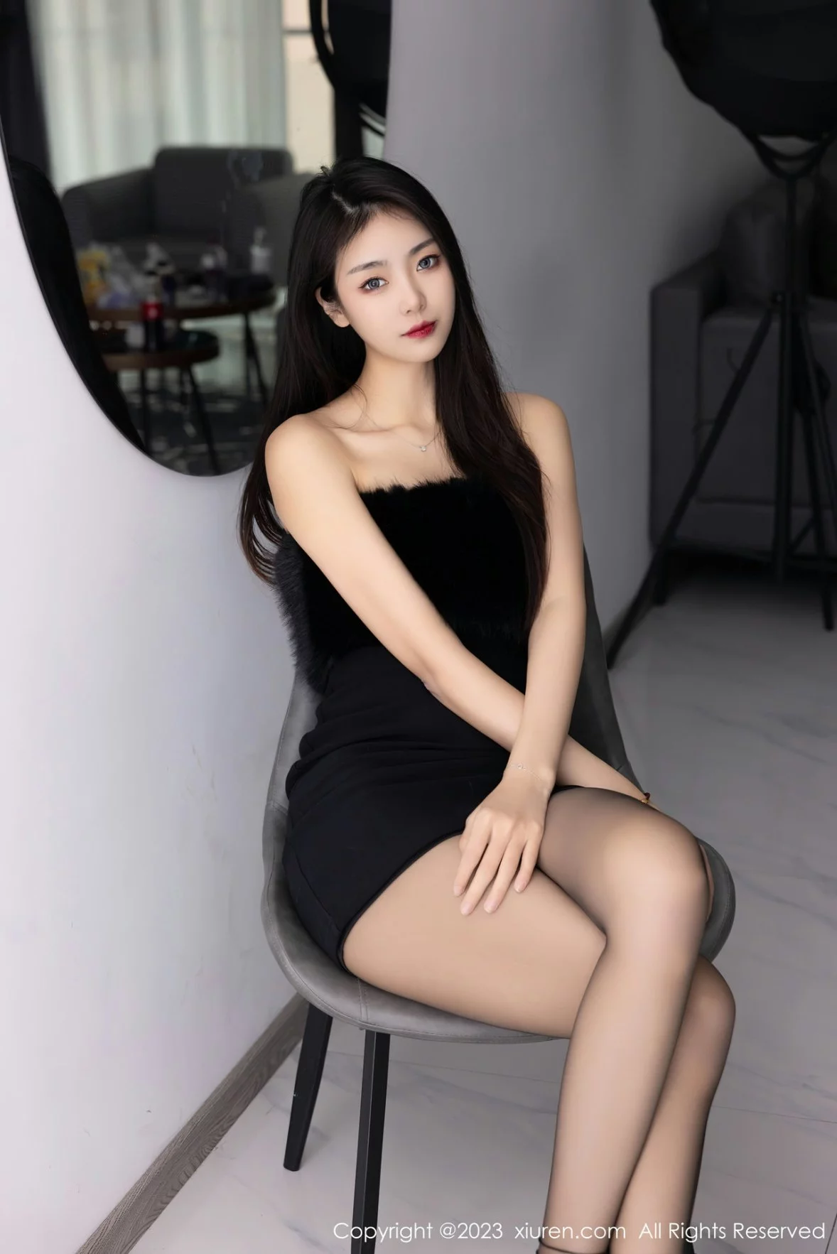 [[XiuRen秀人网]秀人网]No.6275_模特可乐Vicky黑色露肩连衣短裙配超薄黑丝秀苗条身材性感写真60P