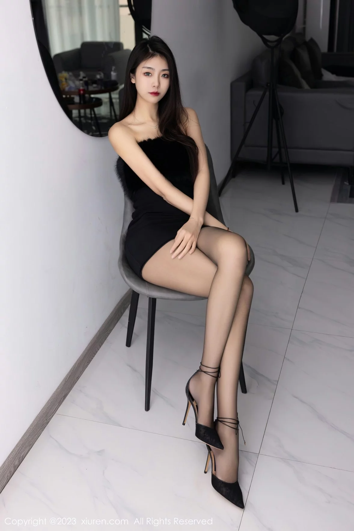 [[XiuRen秀人网]秀人网]No.6275_模特可乐Vicky黑色露肩连衣短裙配超薄黑丝秀苗条身材性感写真60P