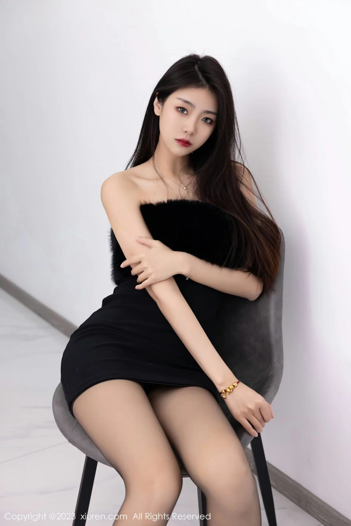 [[XiuRen秀人网]秀人网]No.6275_模特可乐Vicky黑色露肩连衣短裙配超薄黑丝秀苗条身材性感写真60P