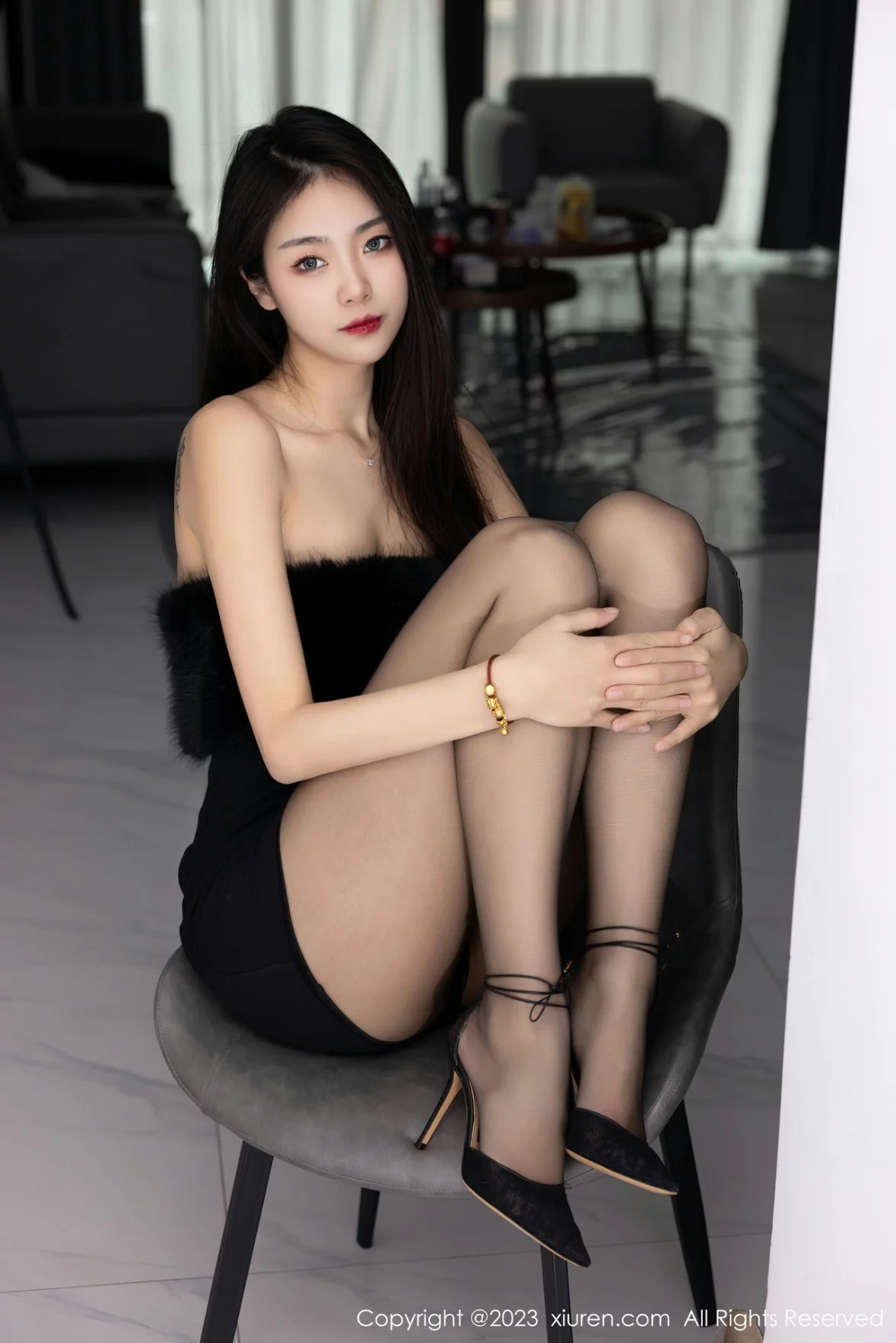 [[XiuRen秀人网]秀人网]No.6275_模特可乐Vicky黑色露肩连衣短裙配超薄黑丝秀苗条身材性感写真60P