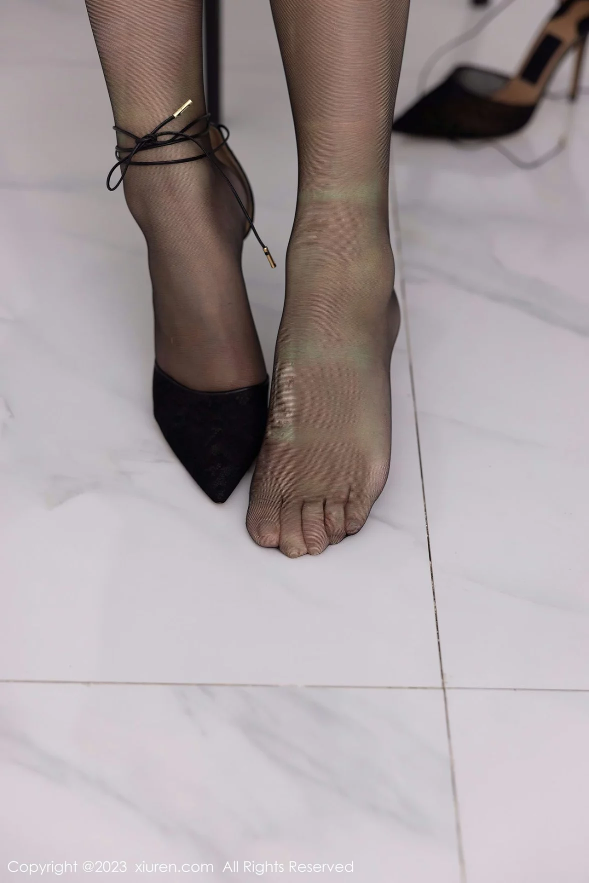 [[XiuRen秀人网]秀人网]No.6275_模特可乐Vicky黑色露肩连衣短裙配超薄黑丝秀苗条身材性感写真60P