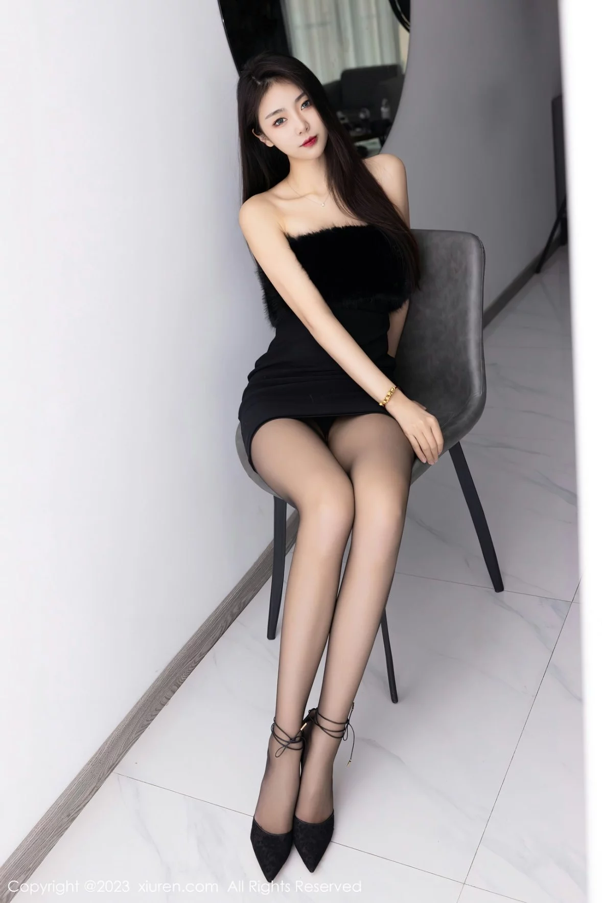 [[XiuRen秀人网]秀人网]No.6275_模特可乐Vicky黑色露肩连衣短裙配超薄黑丝秀苗条身材性感写真60P