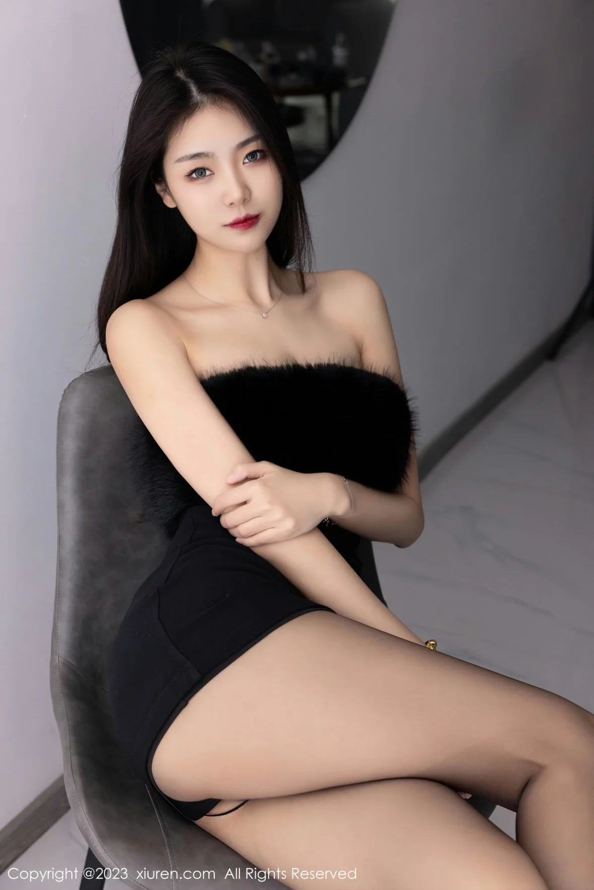 [[XiuRen秀人网]秀人网]No.6275_模特可乐Vicky黑色露肩连衣短裙配超薄黑丝秀苗条身材性感写真60P