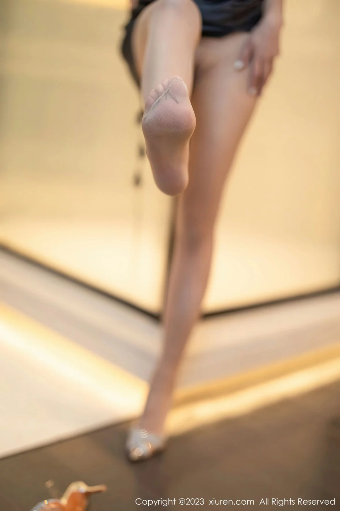 [[XiuRen秀人网]秀人网]No.6273_模特icy猪性感灰色吊带长裙配原色丝袜秀魔鬼身材迷人诱惑写真63P