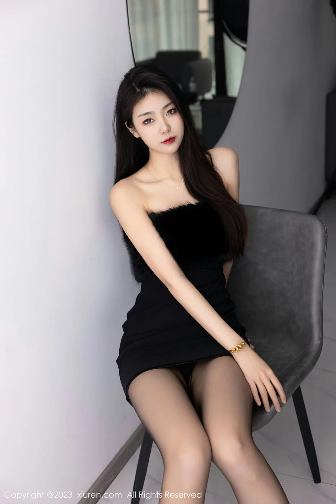 [[XiuRen秀人网]秀人网]No.6275_模特可乐Vicky黑色露肩连衣短裙配超薄黑丝秀苗条身材性感写真60P