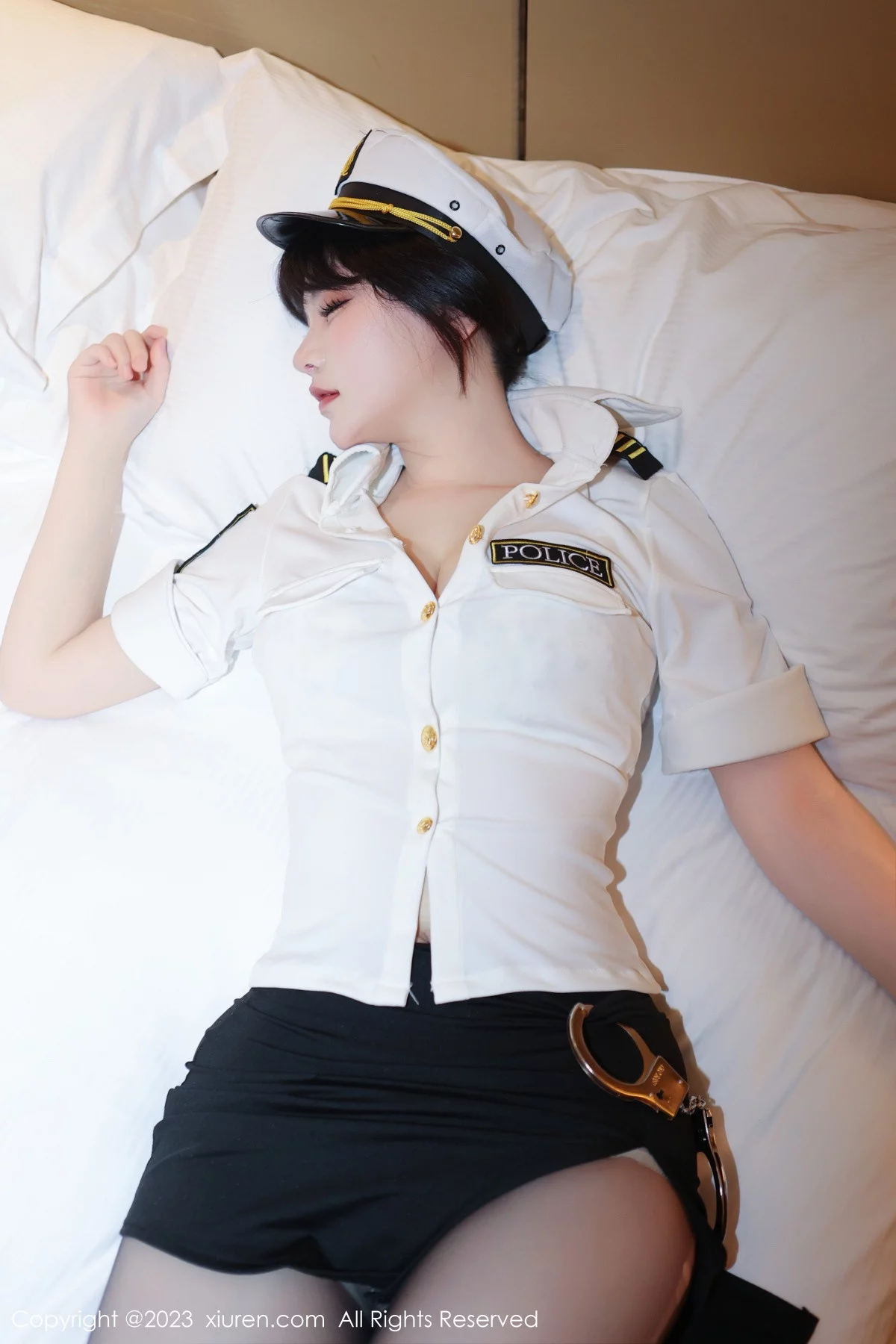 [[XiuRen秀人网]秀人网]No.6328_模特桃桃子情趣警察制服露淡黄色蕾丝内衣秀曼妙身姿诱惑写真92P