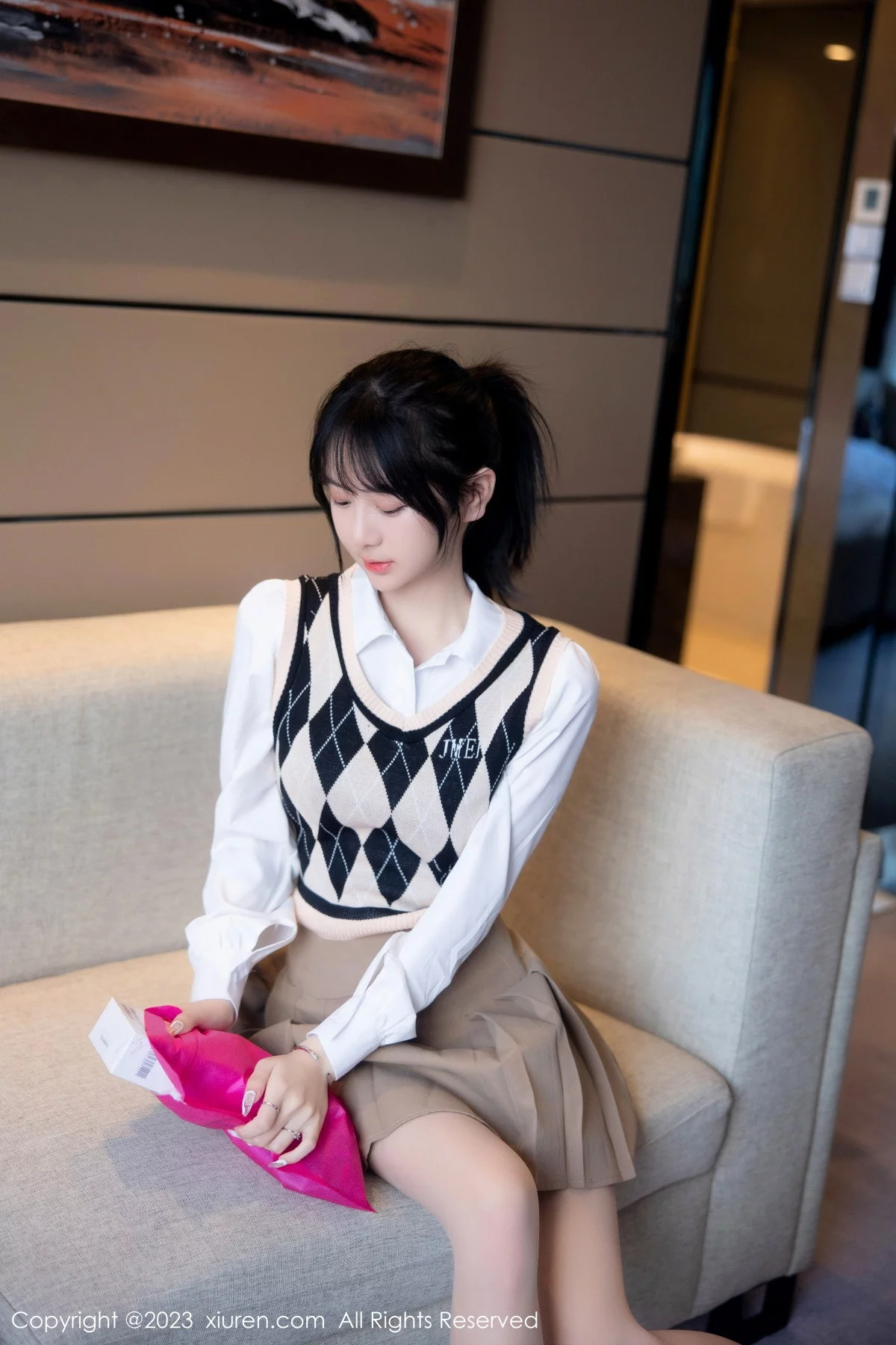 [[XiuRen秀人网]秀人网]No.6329_模特谢小蒽私房半脱露粉色蕾丝内衣配超薄无内肉丝惹火诱惑写真94P