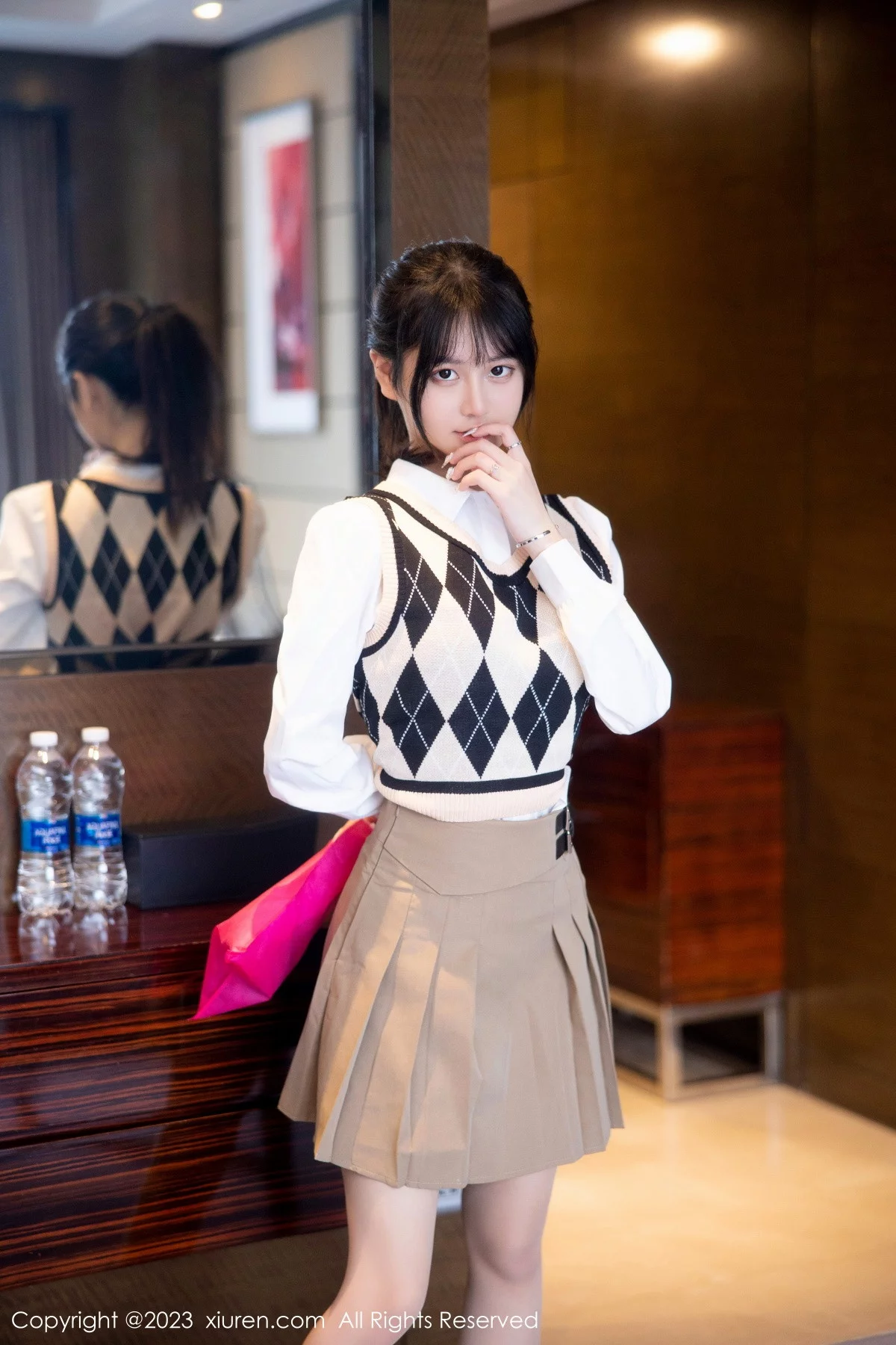 [[XiuRen秀人网]秀人网]No.6329_模特谢小蒽私房半脱露粉色蕾丝内衣配超薄无内肉丝惹火诱惑写真94P