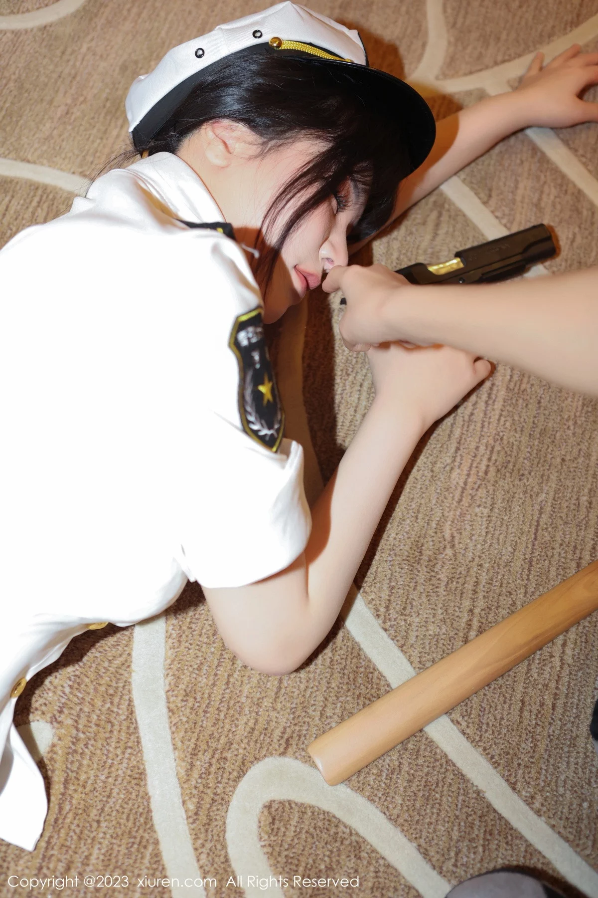 [[XiuRen秀人网]秀人网]No.6328_模特桃桃子情趣警察制服露淡黄色蕾丝内衣秀曼妙身姿诱惑写真92P