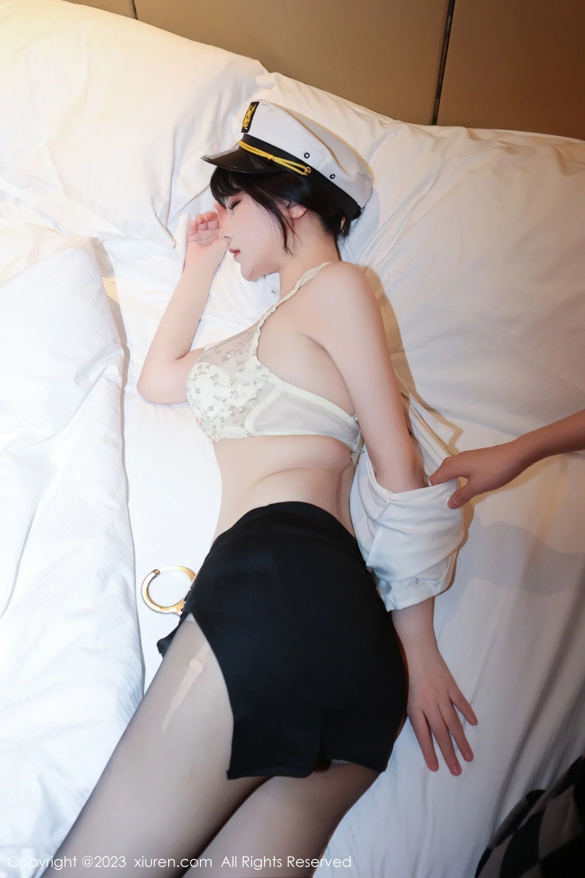 [[XiuRen秀人网]秀人网]No.6328_模特桃桃子情趣警察制服露淡黄色蕾丝内衣秀曼妙身姿诱惑写真92P