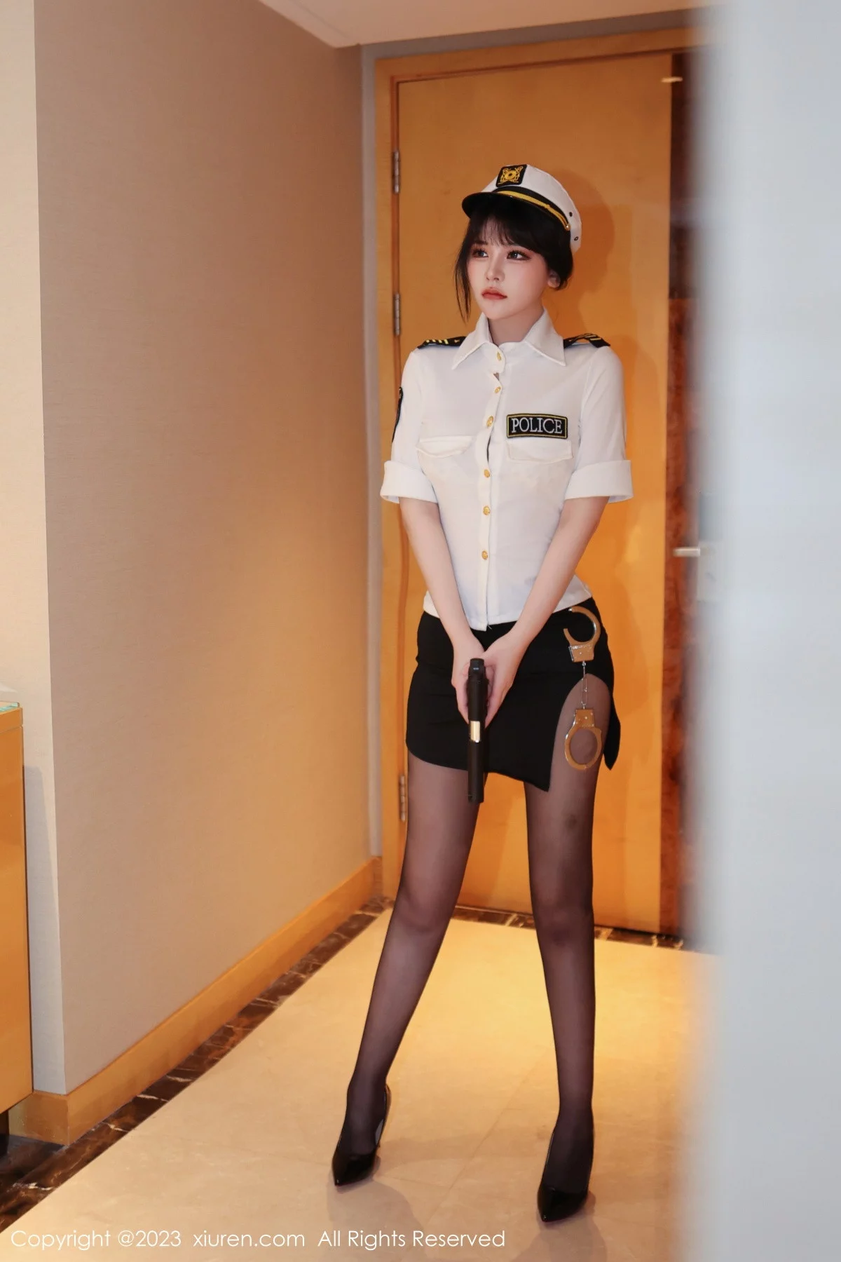 [[XiuRen秀人网]秀人网]No.6328_模特桃桃子情趣警察制服露淡黄色蕾丝内衣秀曼妙身姿诱惑写真92P