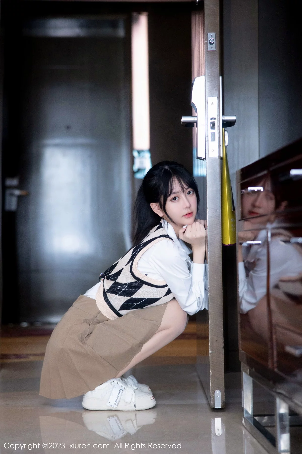 [[XiuRen秀人网]秀人网]No.6329_模特谢小蒽私房半脱露粉色蕾丝内衣配超薄无内肉丝惹火诱惑写真94P