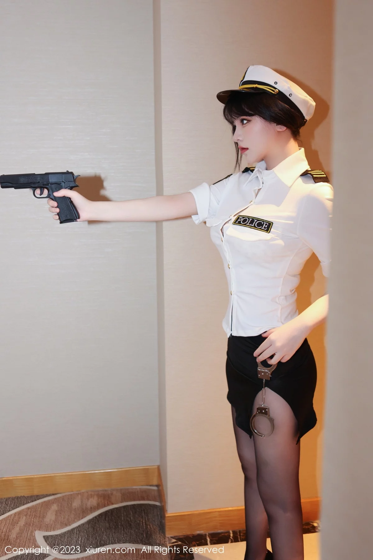 [[XiuRen秀人网]秀人网]No.6328_模特桃桃子情趣警察制服露淡黄色蕾丝内衣秀曼妙身姿诱惑写真92P