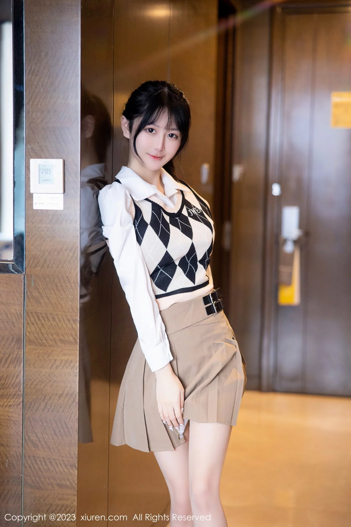 [[XiuRen秀人网]秀人网]No.6329_模特谢小蒽私房半脱露粉色蕾丝内衣配超薄无内肉丝惹火诱惑写真94P