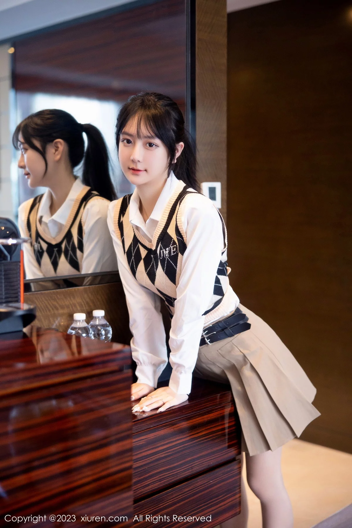 [[XiuRen秀人网]秀人网]No.6329_模特谢小蒽私房半脱露粉色蕾丝内衣配超薄无内肉丝惹火诱惑写真94P