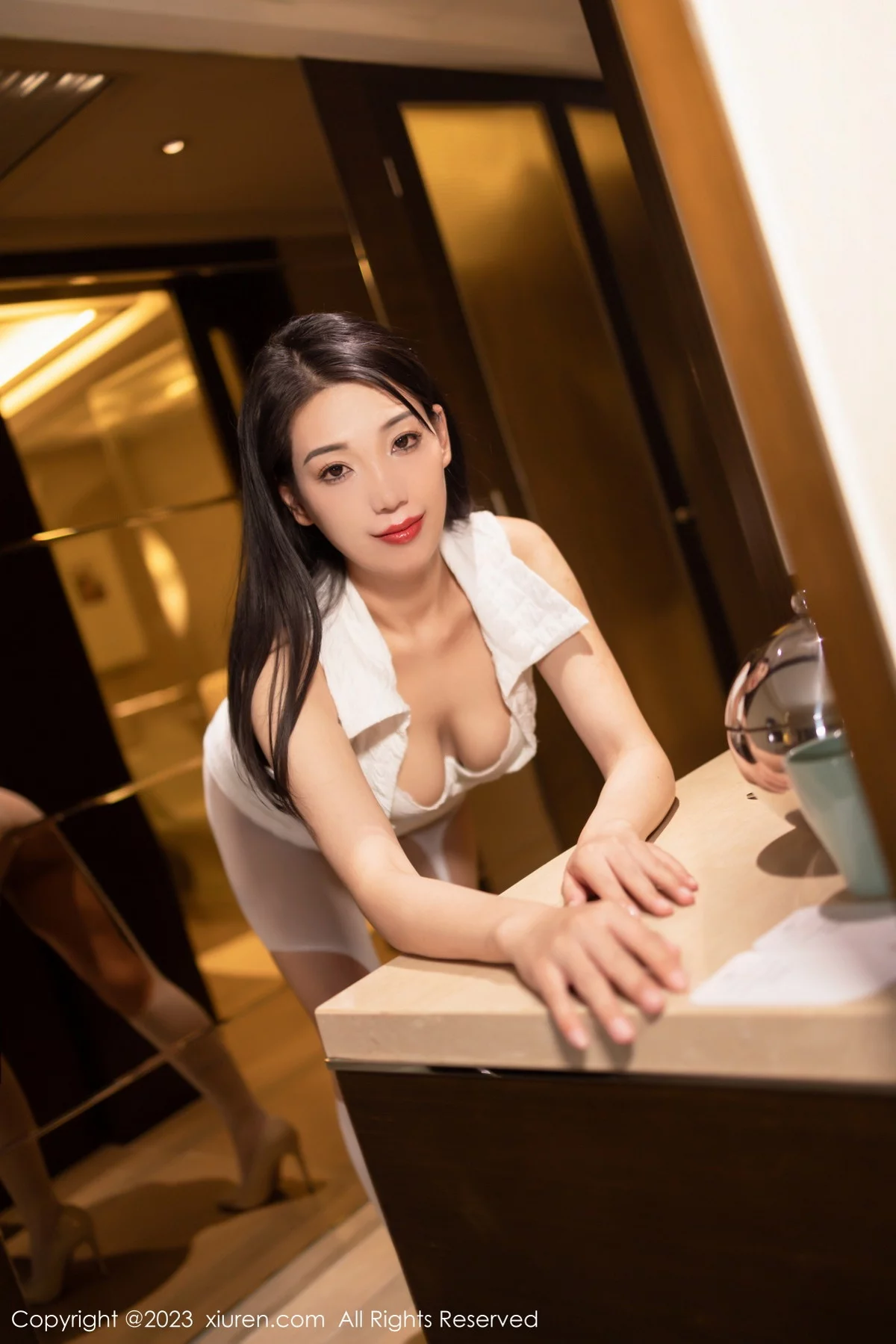 [[XiuRen秀人网]秀人网]No.6326_模特小泡芙winna性感白色短裙套装露白色内衣配白丝袜迷人写真54P