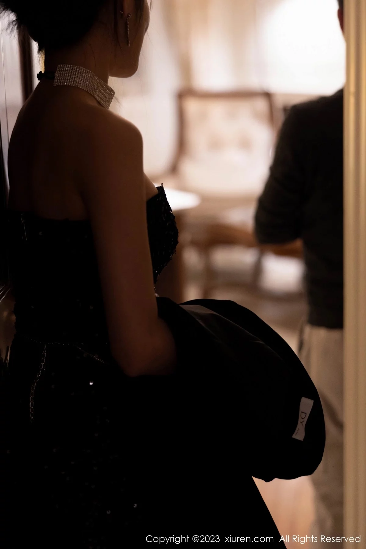 [[XiuRen秀人网]秀人网]No.6335_模特媛媛酱belle脱西服上衣露黑色连衣短裙开档肉丝撩人诱惑写真99P