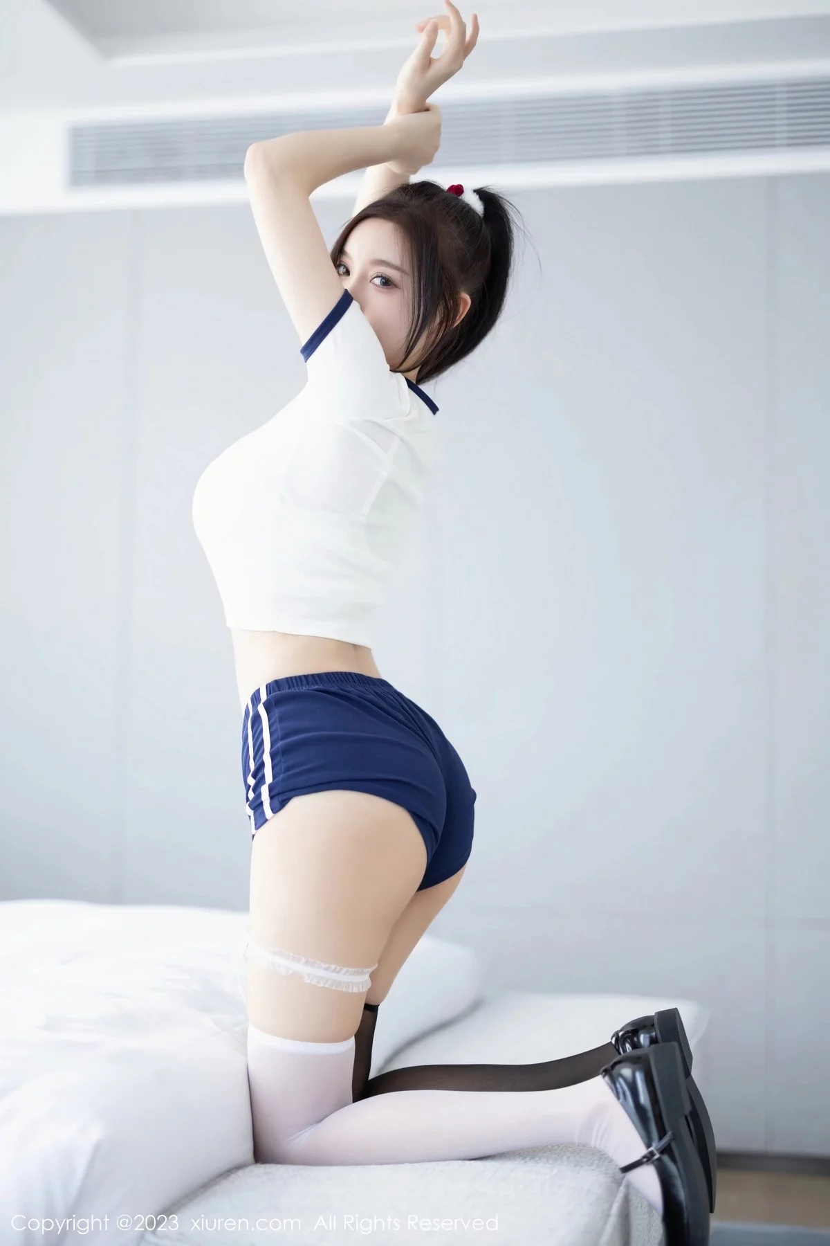 [[XiuRen秀人网]秀人网]No.6337_女神杨晨晨Yome白色收身衣配蓝色短裤秀丰腴身材完美诱惑写真86P