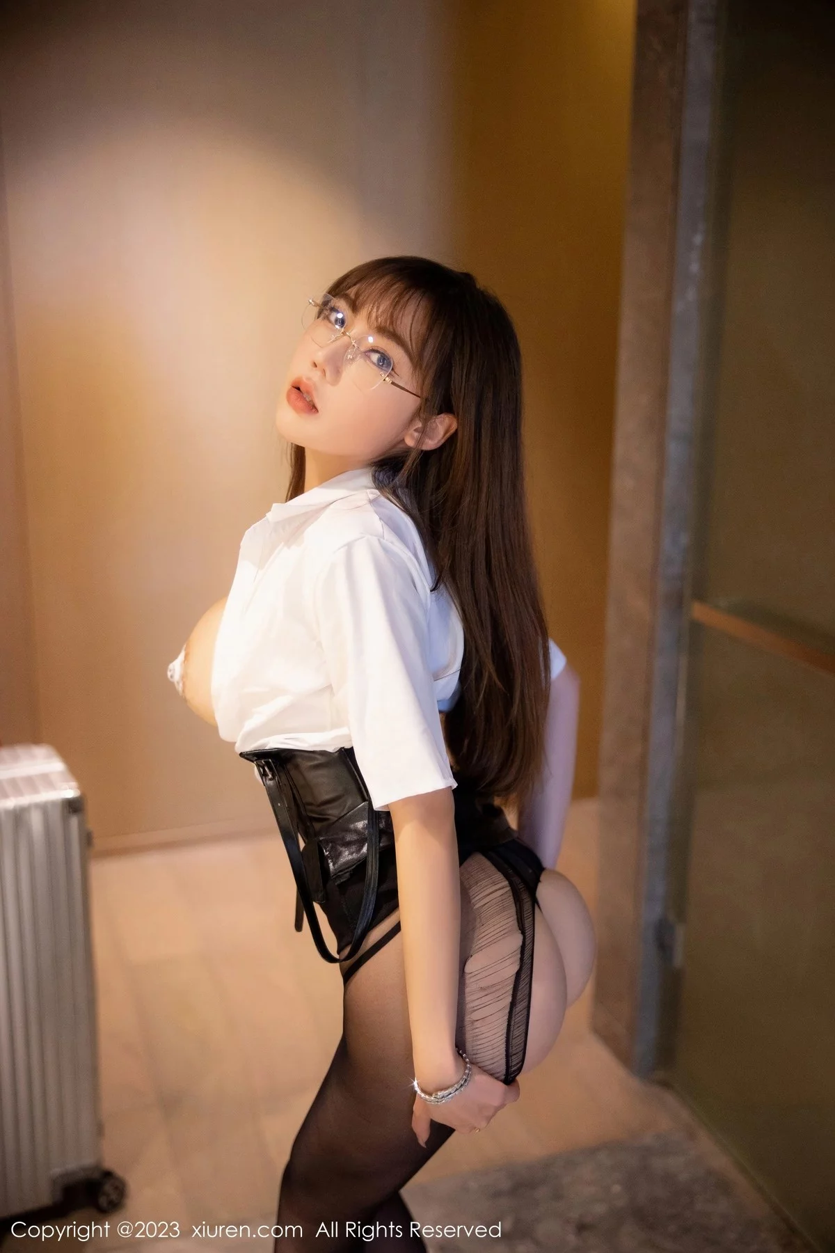 [[XiuRen秀人网]秀人网]No.6334_模特萌汉药baby性感白T配黑短裙露破烂黑丝秀翘臀美腿诱惑写真80P