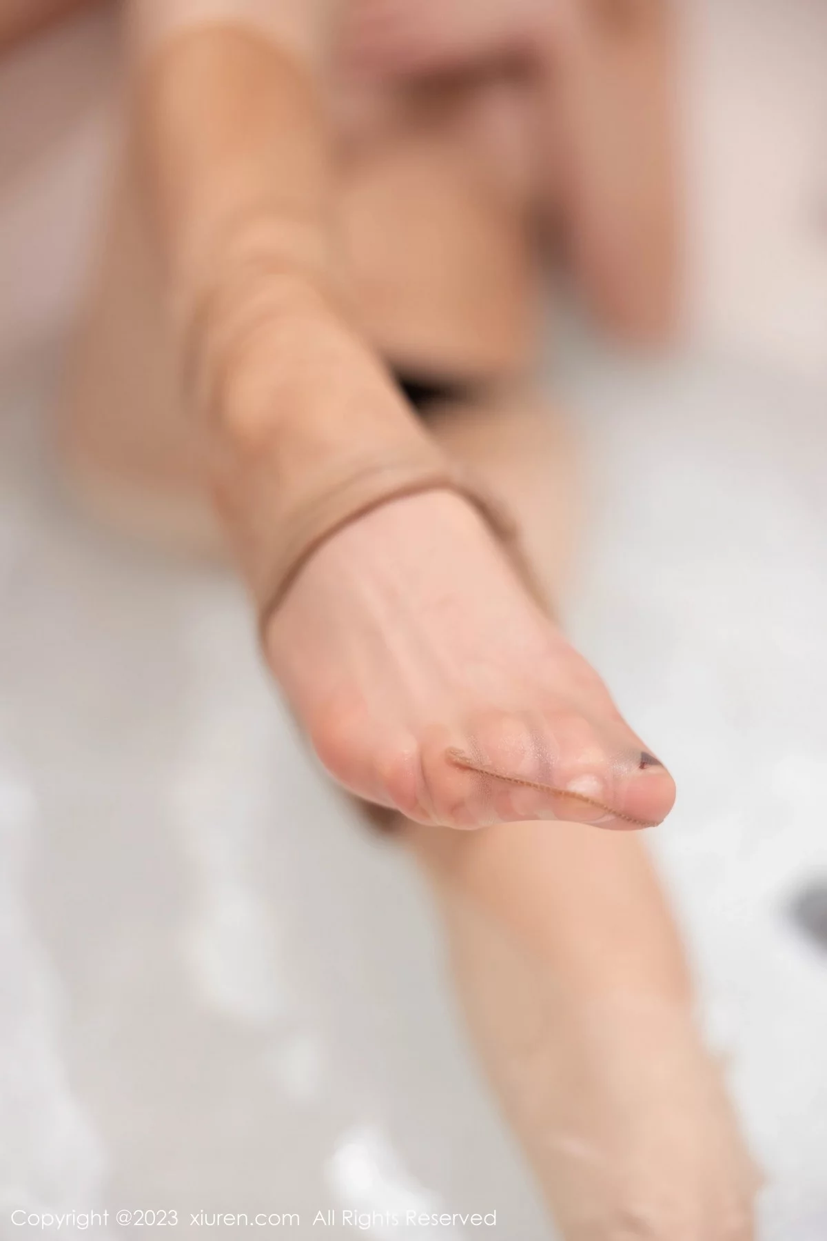 [[XiuRen秀人网]秀人网]No.6335_模特媛媛酱belle脱西服上衣露黑色连衣短裙开档肉丝撩人诱惑写真99P