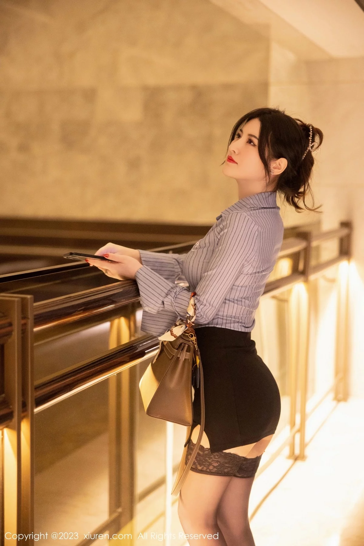 [[XiuRen秀人网]秀人网]No.6343_模特诗诗kiki条纹T恤配黑短裙露性感蕾丝内衣魅惑黑丝诱惑写真78P