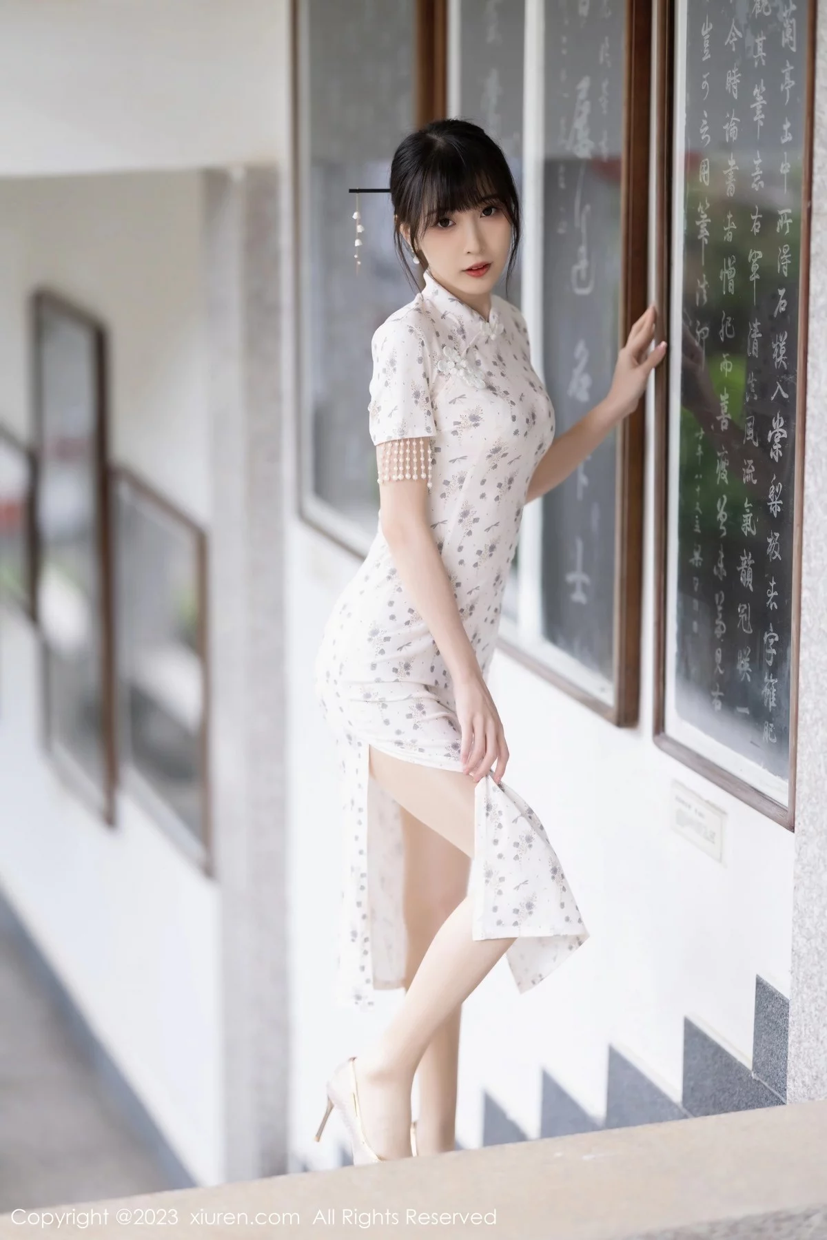 [[XiuRen秀人网]秀人网]No.6346_模特林星阑海南旅拍性感浅色短款旗袍露浅粉色蕾丝内衣迷人写真85P