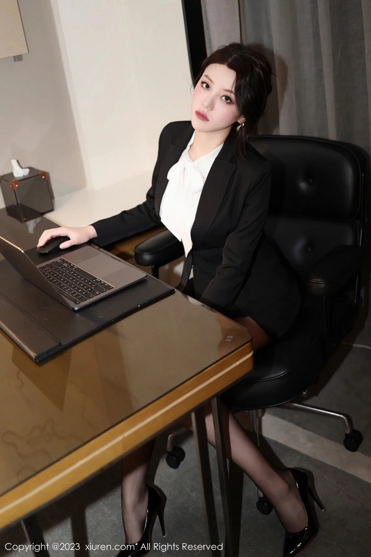 [[XiuRen秀人网]秀人网]No.6342_模特米娜MnaL性感白T配开档黑丝情趣捆绑秀惹火身材诱惑写真95P