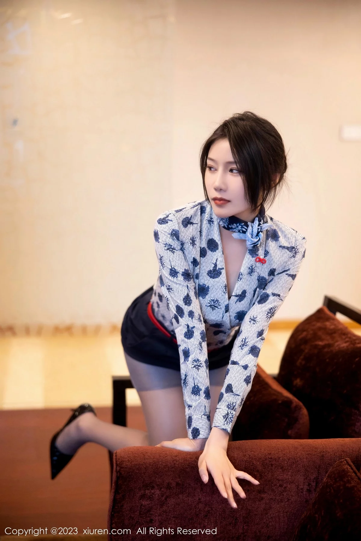 [[XiuRen秀人网]秀人网]No.6338_新人模特王楚璇脱空姐制服露黑色蕾丝内衣配超薄灰丝诱惑写真56P