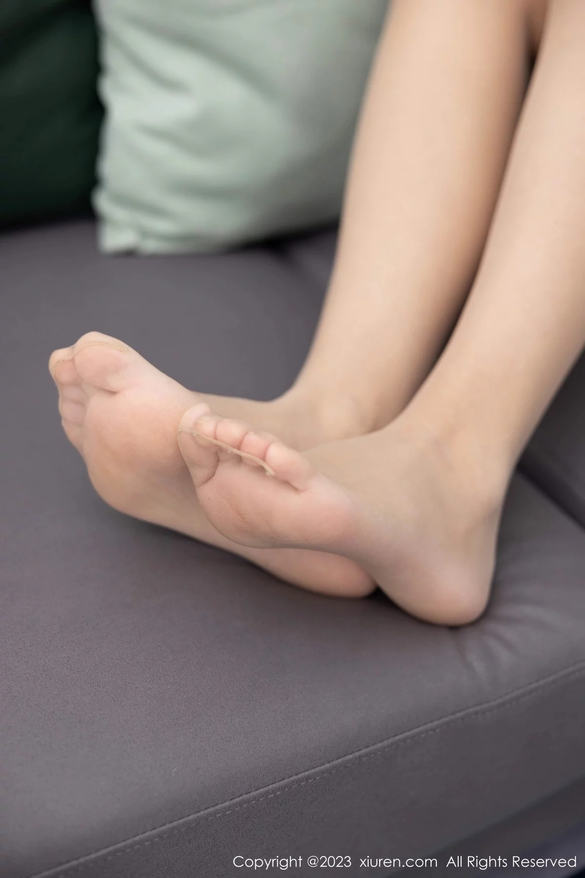 [[XiuRen秀人网]秀人网]No.6344_模特可乐Vicky黑色露肩连衣短裙配超薄黑丝秀翘臀美腿诱惑写真60P