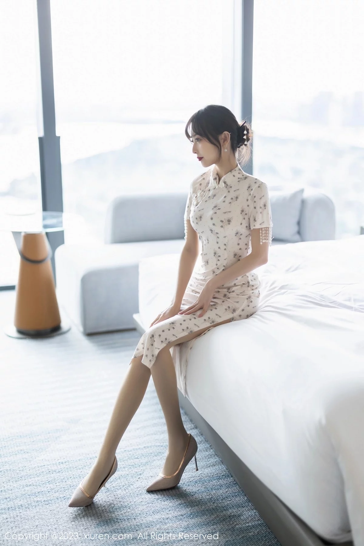 [[XiuRen秀人网]秀人网]No.6346_模特林星阑海南旅拍性感浅色短款旗袍露浅粉色蕾丝内衣迷人写真85P