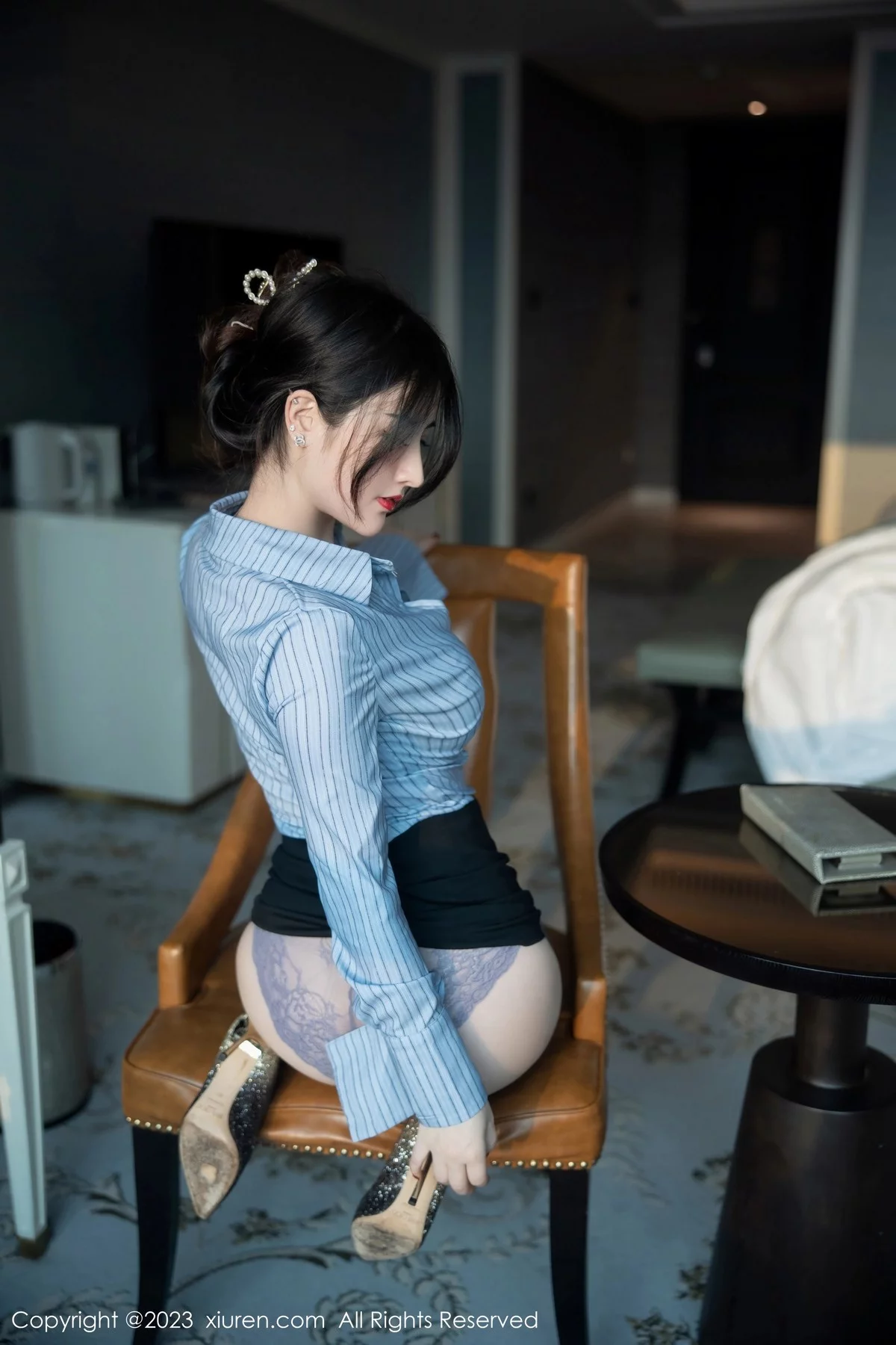 [[XiuRen秀人网]秀人网]No.6343_模特诗诗kiki条纹T恤配黑短裙露性感蕾丝内衣魅惑黑丝诱惑写真78P