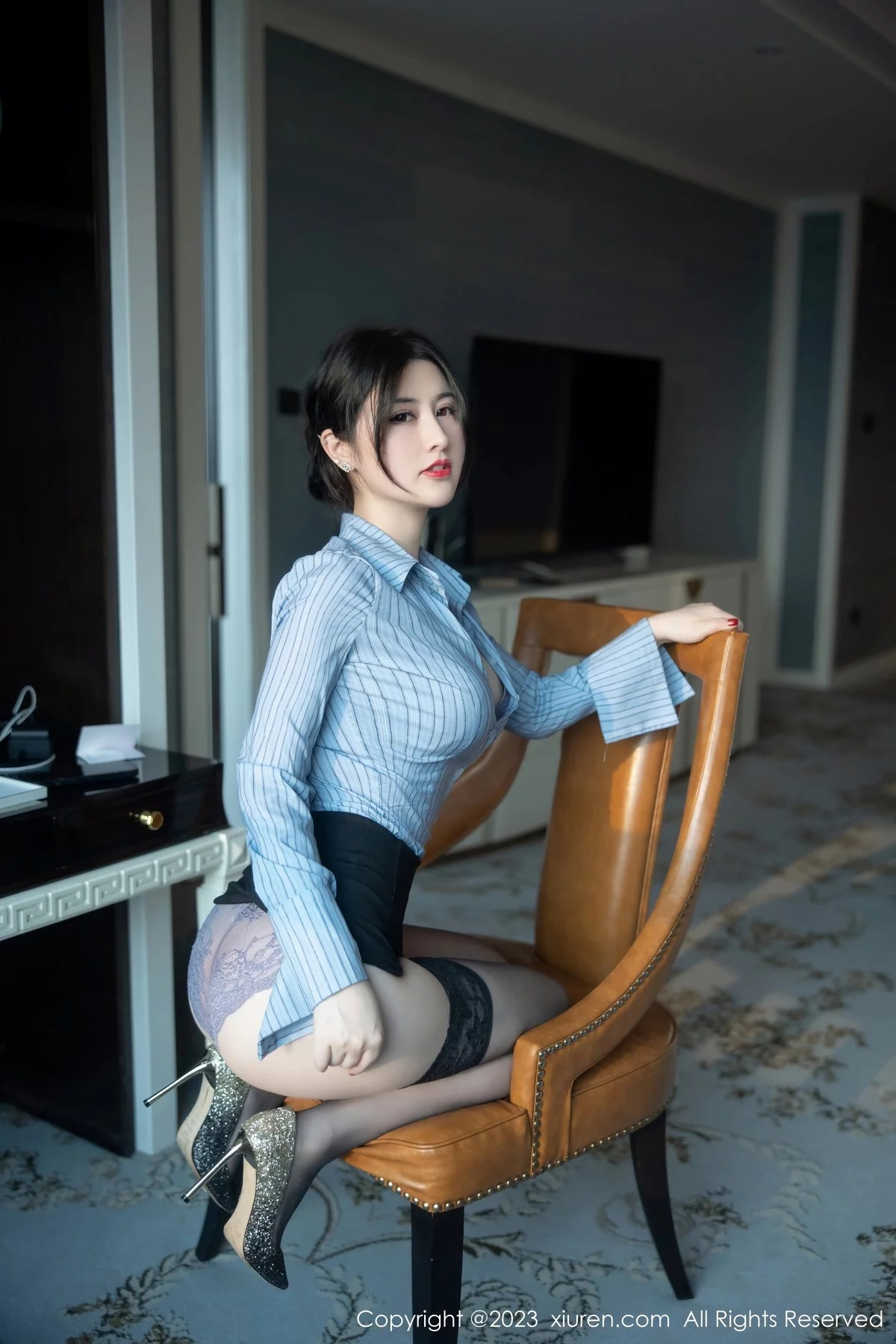 [[XiuRen秀人网]秀人网]No.6343_模特诗诗kiki条纹T恤配黑短裙露性感蕾丝内衣魅惑黑丝诱惑写真78P